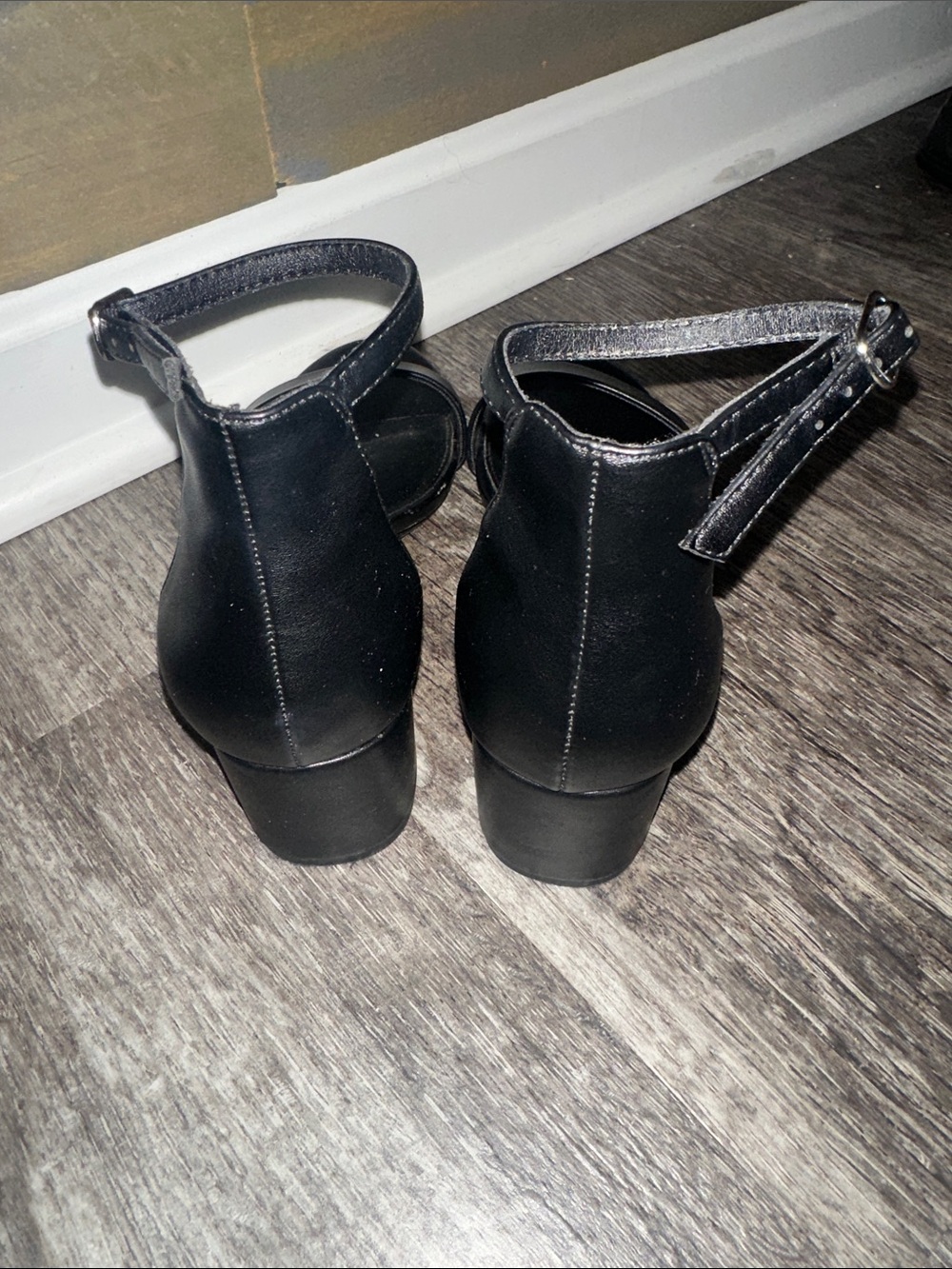 Amazon Essentials Black Ankle-Strap Block Heel Sandals - Picture 3 of 3